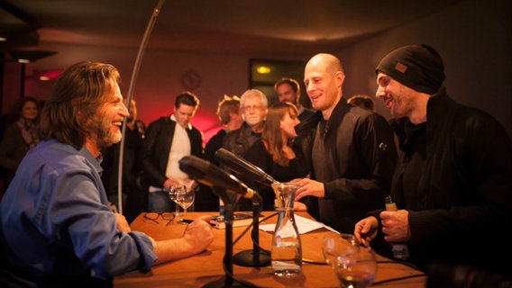 Helge Timmerberg im Gespräch mit Menschen.  Foto: Stefan Albrecht