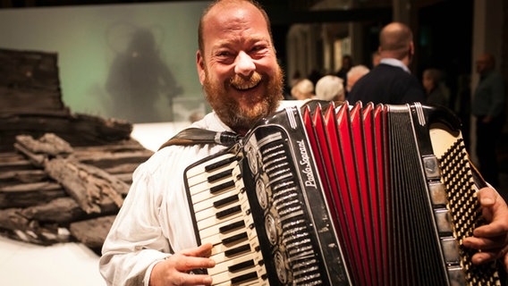 Albertus Akkermann mit seinem Akkordeon. © NDR Foto: Stefan Albrecht