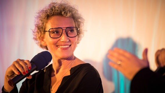 Julia Westlake mit Mikrofon © NDR Foto: Stefan Albrecht