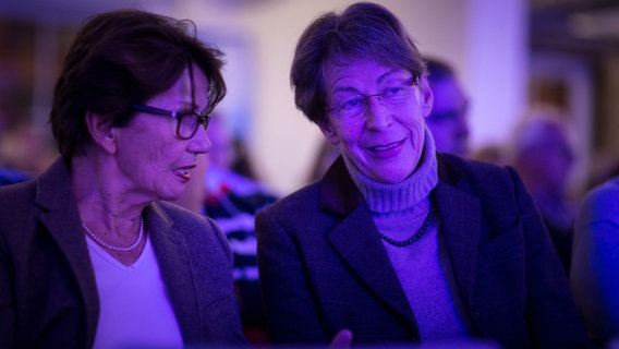 Zwei Damen sitzen im Publikum  Foto: Stefan Albrecht