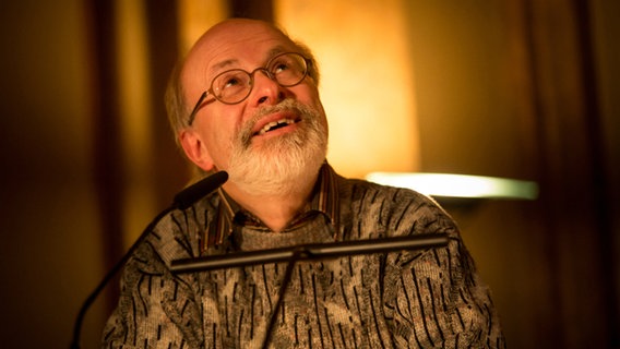 Uwe Westphal blickt nach oben. © NDR Foto: Stefan Albrecht