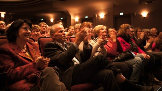 Publikum in einem Saal.  Foto: Stefan Albrecht