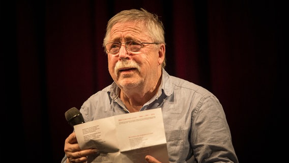 Wolf Biermann mit einem Zettel  Foto: Stefan Albrecht