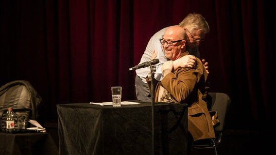 Wolf Biermann und Manuel Soubeyrand umarmen sich.  Foto: Stefan Albrecht