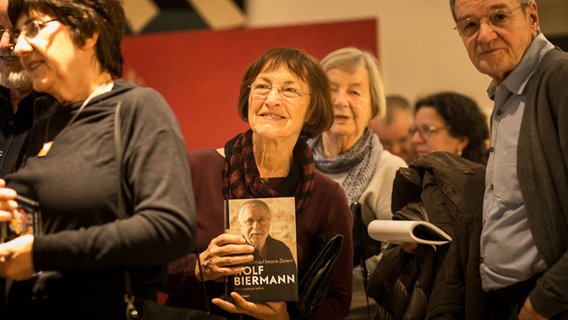 Publikum steht in einer Schlange.  Foto: Stefan Albrecht