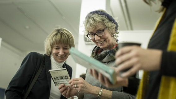 Menschen mit Büchern  Foto: Stefan Albrecht