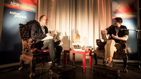 Christoph Bungartz (links) und Saša Stanišić im Gespräch © NDR Foto: Stefan Albrecht