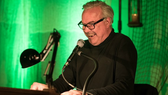 Stefan Gwildis lacht auf der Bühne  Foto: Stefan Albrecht