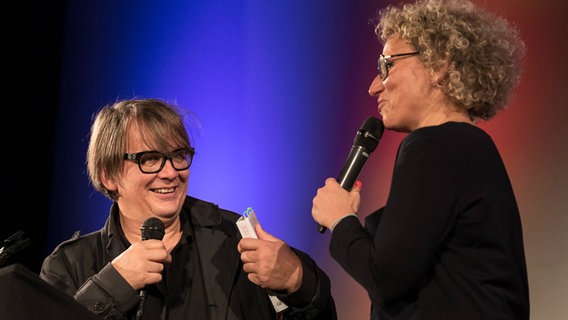 Sven Regenerspricht mit Julia Westlake  Foto: Stefan Albrecht