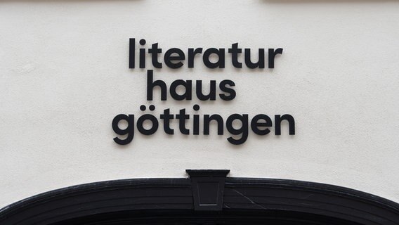 Schriftzug "literatur haus göttingen" über dem Eingang © picture alliance/dpa | Swen Pförtner Foto: Swen Pförtner