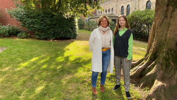 Eine Frau und ein Mädchen im Park © Fritzi Blömer Foto: Fritzi Blömer