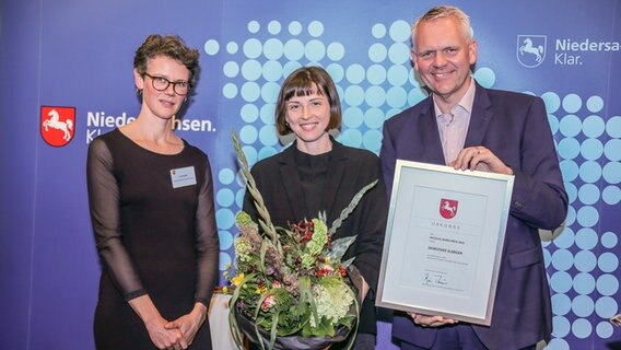 Lisa Kreißler, Nicolas-Born-Preisträgerin Dorothee Elmiger und Niedersachsens Wissenschaftsminister Björn Thümler Lisa Kreißler, Nicolas-Born-Preisträgerin Dorothee Elmiger und Niedersachsens Wissenschaftsminister Björn Thümler © MWK/Frank Wilde Foto: MWK/Frank Wilde