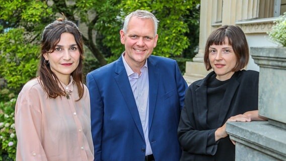 Nicolas-Born-Debütpreisträgerin Yade Yasemin Önder und Niedersachsens Wissenschaftsminister Björn Thümler und Nicolas-Born-Preisträgerin Dorothee Elmiger (von links) © MWK/Frank Wilde Foto: MWK/Frank Wilde