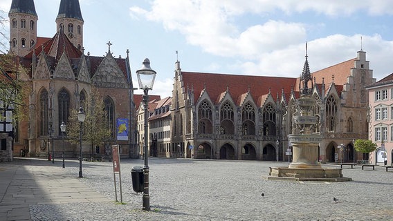 Der Braunschweiger Altstadtmarkt - fotografiert zu Corona-Zeiten - menschenleer Der Braunschweiger Altstadtmarkt - fotografiert zu Corona-Zeiten - menschenleer © Husum Verlag/Lockdown Braunschweig Foto: Stefan Schroeder