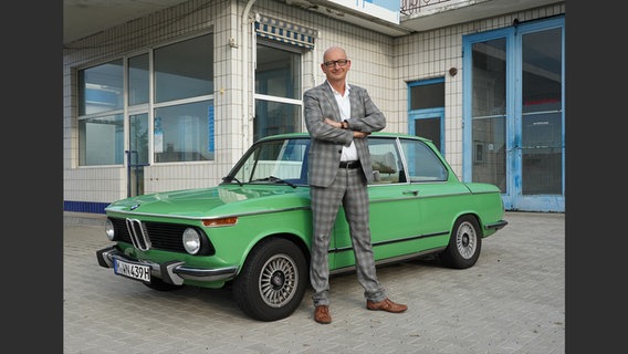 Wolfgang Groeger-Meier steht vor seinem BMW © Corso Verlag Foto: Wolfgang Groeger-Meier