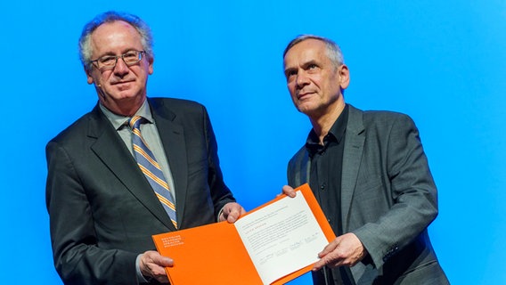 Ernst Osterkamp und Lutz Seiler posieren mit Büchner-Preis-Urkunde © Andreas Arnold/dpa-Bildfunk Foto: Andreas Arnold