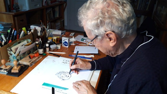 Paul Maar zeichnet ein Sams an seinem Schreibtisch © NDR Foto: Katja Weise