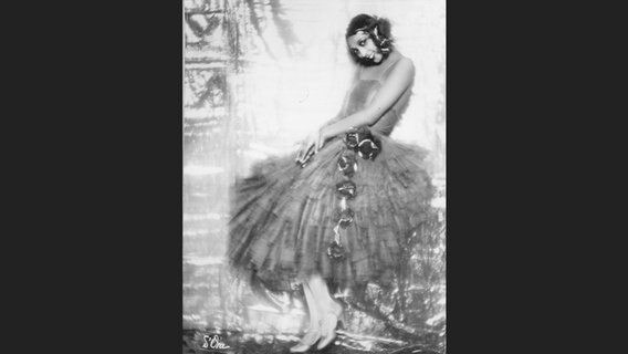 Madame d'Ora: Unterhaltungskünstlerin Josephine Baker in einem Kleid von Jean Patou, 1927 © ullstein bild collection / Prestel Verlag Foto: Madame d’Ora