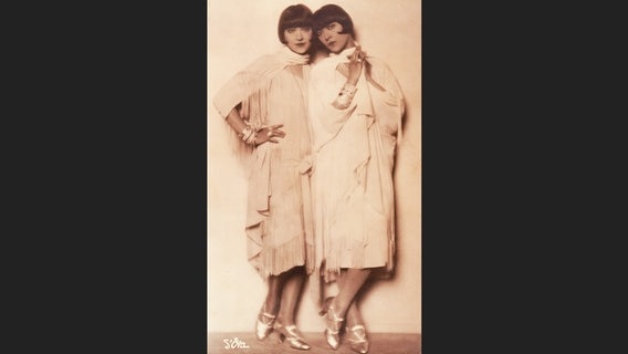 Madame d'Ora: Die Dolly Schwestern, ca. 1928-29 © The Jewish Museum, New York / Prestel Verlag Foto: Madame d’Ora