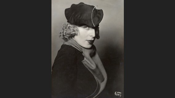 Madame d'Ora: Malerin Tamara de Lempicka mit einem Hut von Rose Descat, 1933 © Photoinstitut Bonartes, Wien / Prestel Verlag Foto: Madame d’Ora