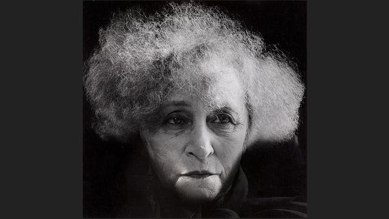 Madame d'Ora: Schriftstellerin Colette (Sidonie-Gabrielle Colette), 1954 © Nachlass Madame d’Ora, Museum für Kunst und Gewerbe Hamburg / Prestel Verlag Foto: Madame d’Ora