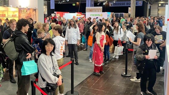 Besucher am Stand von altraverse auf der Manga Comic Con 2024 © NDR.de Foto: Mathias Heller