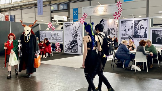 Ein Café mit Cosplayern auf der Manga Comic Con 2024 © NDR.de Foto: Mathias Heller