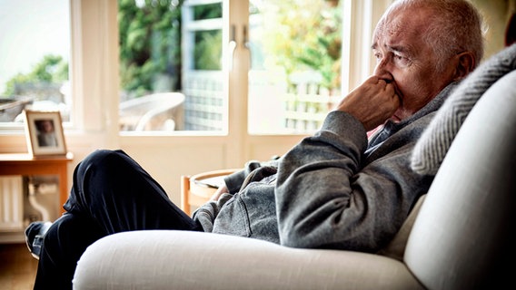 Der schwedische Schriftsteller Henning Mankell sitzt in einem Sessel zu Hause in Särö im September 2015 (Archivbild - er starb im Oktober 2015) © picture alliance / IBL Schweden | Lisa Thanner / GP / IBL Bildbyrå Foto: Lisa Thanner