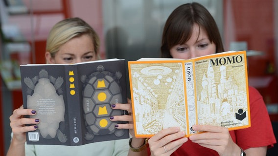 Zwei Frauen lesen eine neue und eine alte Buchausgabe von "Momo".  Foto: Franziska Kraufmann