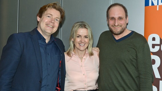 Die britische Autorin Jojo Moyes zu Besuch beim NDR Literaturpodcast eat.READ.sleep mit den Hosts Jan Ehlert (links) und Daniel Kaiser © NDR Foto: Patricia Batlle