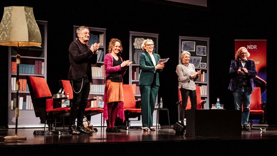 von links nach rechts: Feridun Zaimoglu, Stefanie Harjes, Julia Westlake, Anna von Münchhausen und Harald Martenstein  Foto: Milena Rudolf