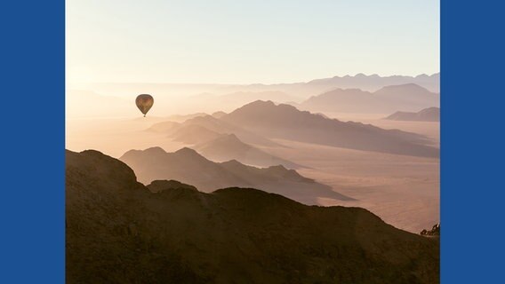 Ein Flug in einem Heißluftballon ist eine unvergessliche Erfahrung für jeden Besucher Namibias. © Michael Poliza / teNeues 