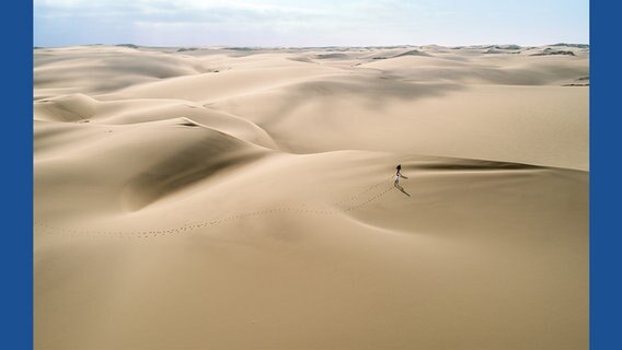 Landschaft aus Sanddünen im Skeleton Coast Park der Region Kunene. © Michael Poliza / teNeues 