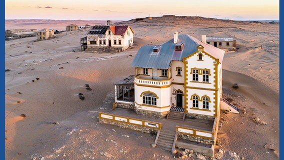 Kolmanskop: ein Stück Preußen in Afrika. Von Hamburg aus wurden Baustoffe und Innenausstattung für die großen Häuser verschickt. Zu schade, dass die deutschen Kolonialherren es versäumt hatten, die Einheimischen zu fragen, ob sie damit einverstanden sind. © Michael Poliza / teNeues 