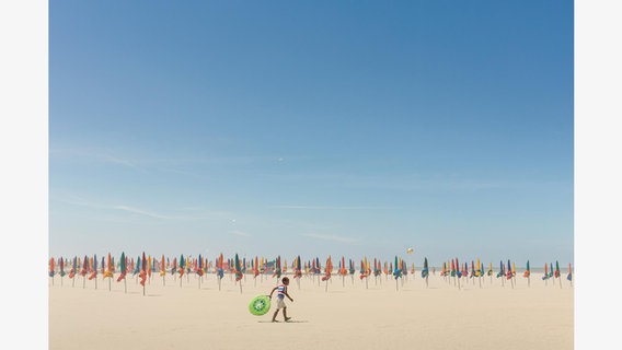 Ein Junge spielt am Strand von Deauville. © Nicole Strasser / mare Verlag Foto: Nicole Strasser