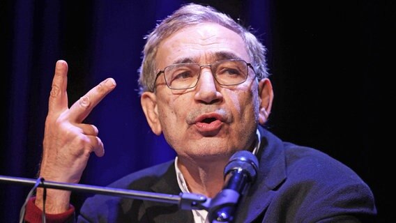 Der türkische Schriftsteller und Literatur-Nobelpreisträger Orhan Pamuk bei einer Lesung in Deutschland im März 2022 © Oliver Berg/dpa +++ dpa-Bildfunk Foto: Oliver Berg