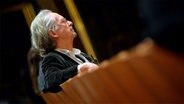 Der Schriftsteller Peter Handke sitzt in ansonsten leerer Theater-Sitzreihe, am 21.11.2012 in Salzburg/Österreich © picture alliance / Barbara Gindl / APA / picturedesk.com Foto: Barbara Gindl