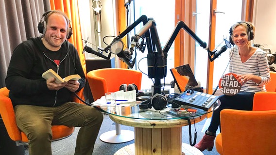 Katharina Mahrenholtz und  Daniel Kaiser in einem Radiostudio © NDR Foto: Johanna Leuschen
