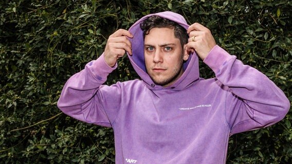 Poetry David Friedrich im Hoodie © Lukas Birkenstadt Foto: Lukas Birkenstadt