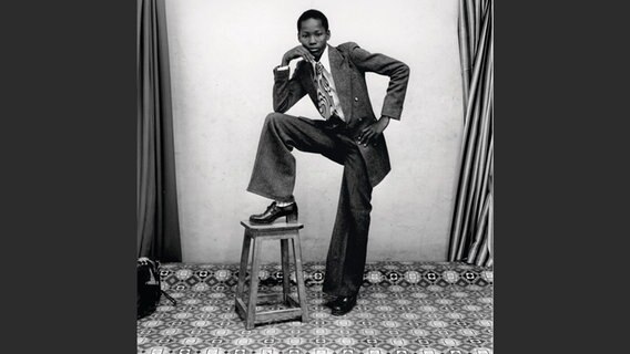 Malick Sidibé: Junger Gentleman, 1978 © Malick Sidibé, Courtesy Galerie MAGNIN-A, Paris / Prestel 