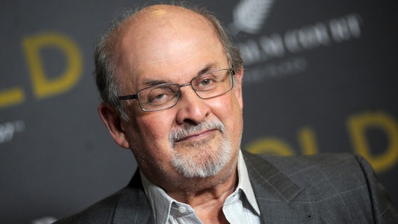 Salman Rushdie 2017 bei der Premiere des Films "Gold" in New York. © picture alliance / Photoshot Foto: -