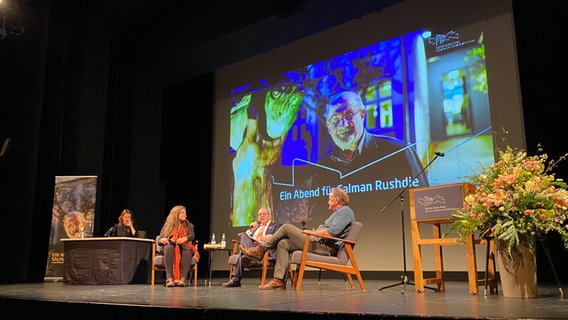 Eindrücke des "Abends für Salman Rushdie" in Lübeck. © NDR/ Linda Ebener 