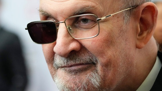 Salman Rushdie mit geschwärztem Brillenglas vor dem rechten Auge © picture alliance Foto: Frank Franklin II