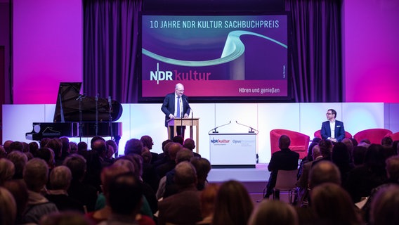 Bei einer Gala im Schloss Herrenhausen wird der NDR Kultur Sachbuchpreis 2018 vergeben. © NDR Foto: Axel Herzig