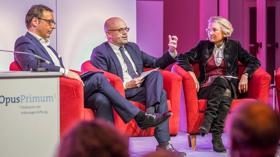 Ulrich Kühn, Daniel Ziblatt und Franziska Augstein beim NDR Kultur Sachbuchpreis 2018 © NDR Foto: Axel Herzig