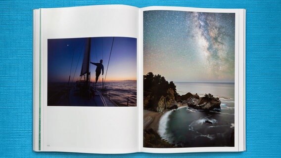 Bild aus "The Oceans": Silhouette eines Seglers vor abendlichem Himmel. © gestalten / Chris Burkard 