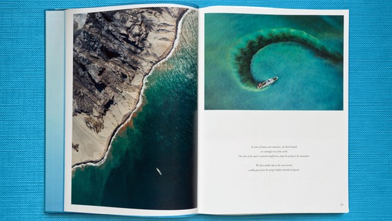 Bild aus "The Oceans": Ein Küstenstreifen aus der Luft © gestalten / Chris Burkard 