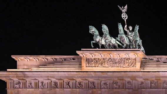 Die Quadriga auf dem Brandenburger Tor am Abend in Berlin am Pariser Platz © IMAGO / Winfried Rothermel Foto: Winfried Rothermel