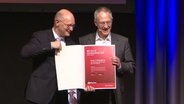 Der NDR Hörfunk-Programmdirektor Joachim Knuth übergibt den NDR Kultur Sachbuchpreis 2016 an Bruno Preisendörfer. © NDR 