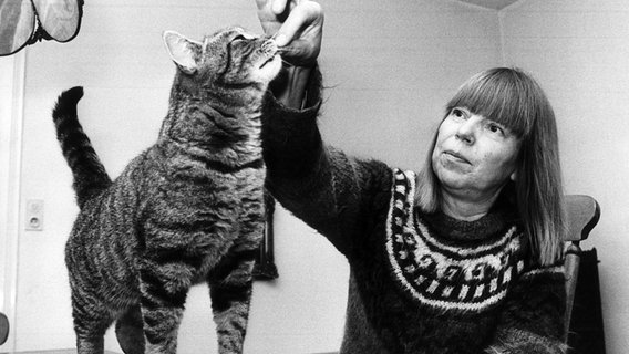 Aufnahme der Lyrikerin Sarah Kirsch, die ihren Kater Paul in ihrer Küche füttert. Die Autorin, die 1977 aus der DDR in die Bundesrepublik umgesiedelt war, lebt in einem ehemaligen Schulhaus am Eiderteich der kleinen Dithmarscher Gemeinde Tielenhemm (undatiertes Archivbild). © picture alliance / Wolf-Dieter Pfeiffer Foto: Wolf-Dieter Pfeiffer